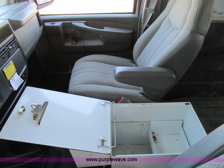 image for item A8513 2006 GMC Savana G1500 van