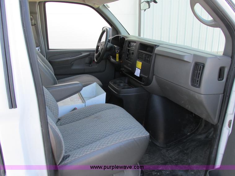 image for item A8513 2006 GMC Savana G1500 van