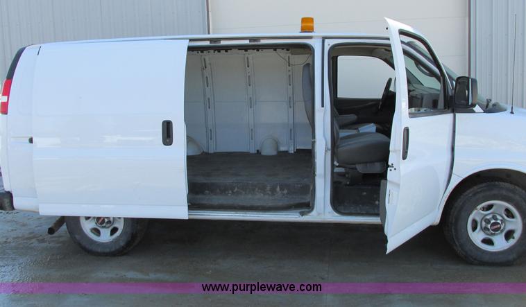 image for item A8513 2006 GMC Savana G1500 van