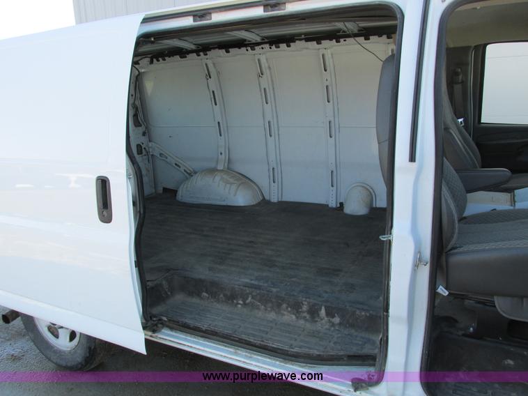image for item A8513 2006 GMC Savana G1500 van