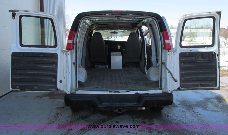 image for item A8513 2006 GMC Savana G1500 van