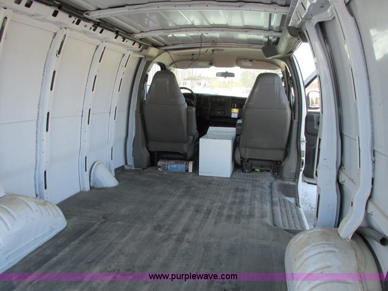 image for item A8513 2006 GMC Savana G1500 van