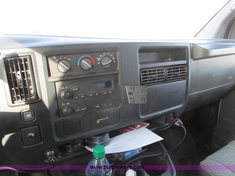 image for item A8516 2006 GMC Savana G1500 van