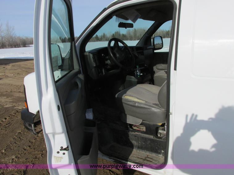 image for item A8516 2006 GMC Savana G1500 van