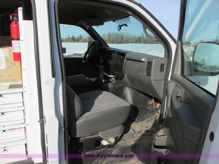 image for item A8516 2006 GMC Savana G1500 van