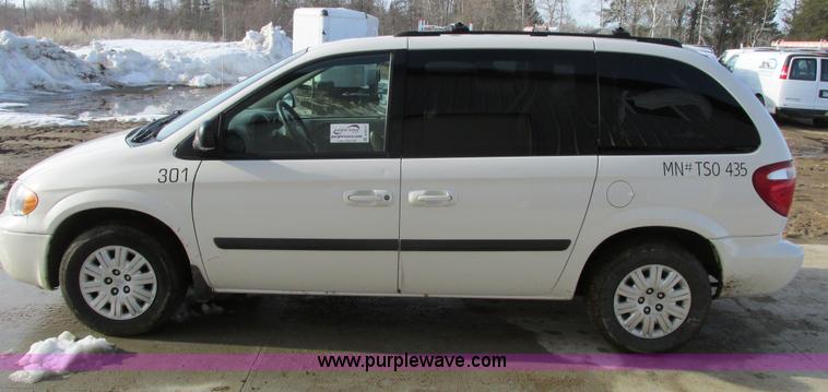 image for item A8517 2005 Chrysler Town & Country minivan