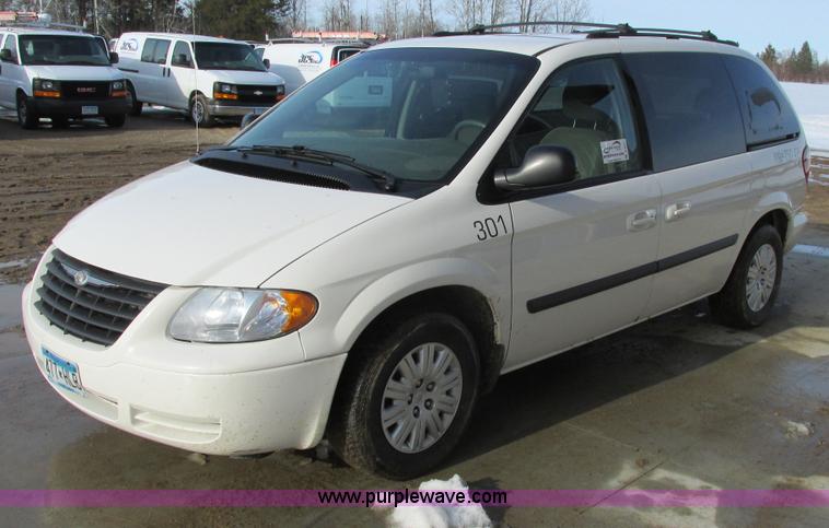 image for item A8517 2005 Chrysler Town & Country minivan