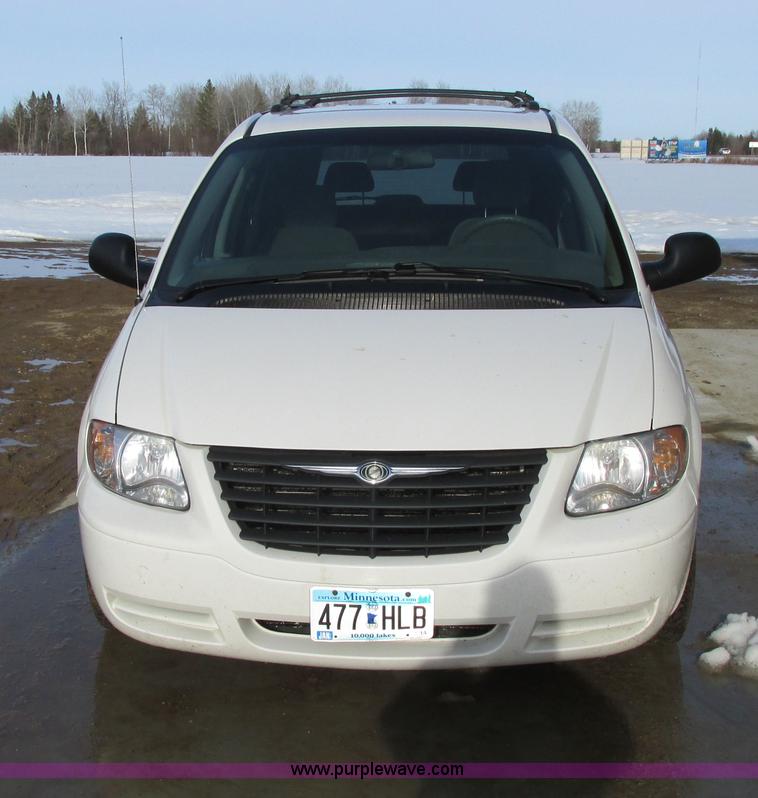 image for item A8517 2005 Chrysler Town & Country minivan