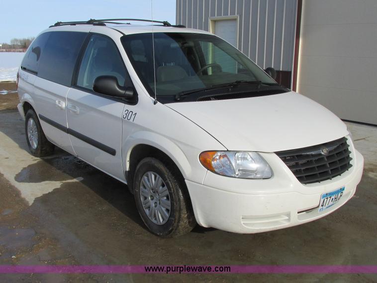 image for item A8517 2005 Chrysler Town & Country minivan