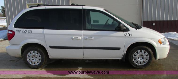image for item A8517 2005 Chrysler Town & Country minivan