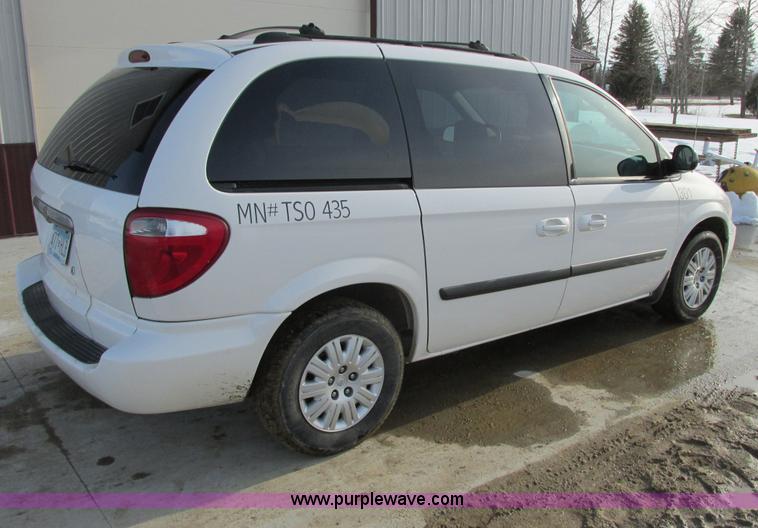image for item A8517 2005 Chrysler Town & Country minivan