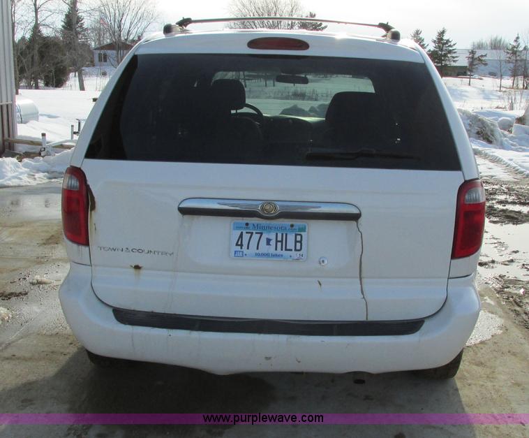 image for item A8517 2005 Chrysler Town & Country minivan