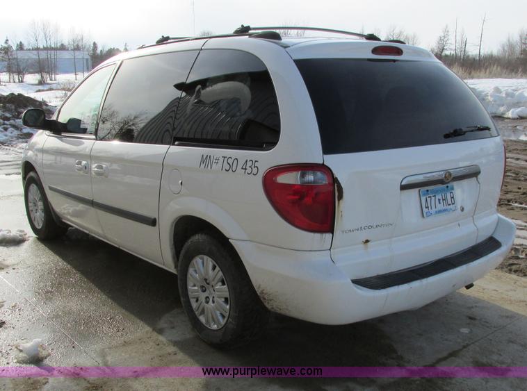 image for item A8517 2005 Chrysler Town & Country minivan