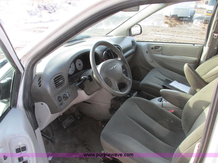 image for item A8517 2005 Chrysler Town & Country minivan