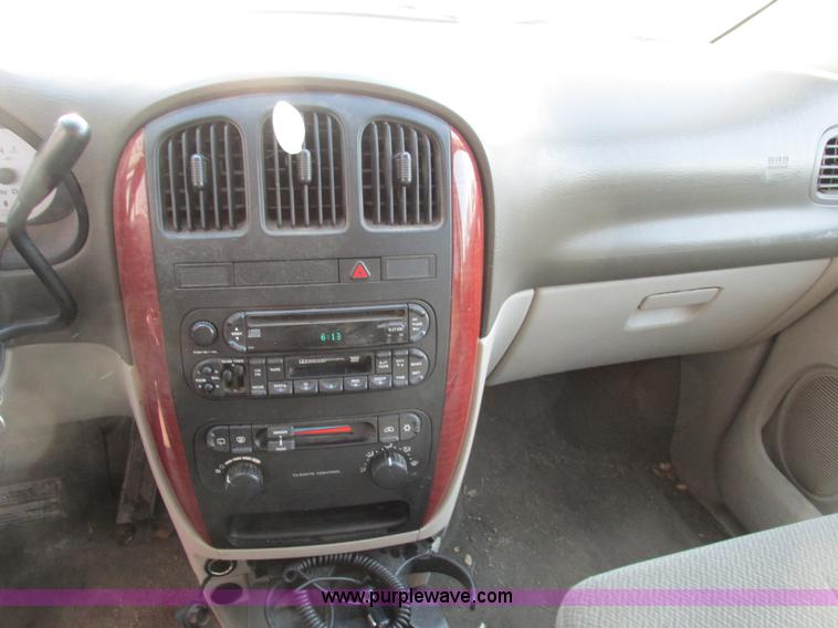 image for item A8517 2005 Chrysler Town & Country minivan