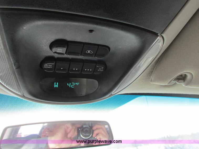 image for item A8517 2005 Chrysler Town & Country minivan