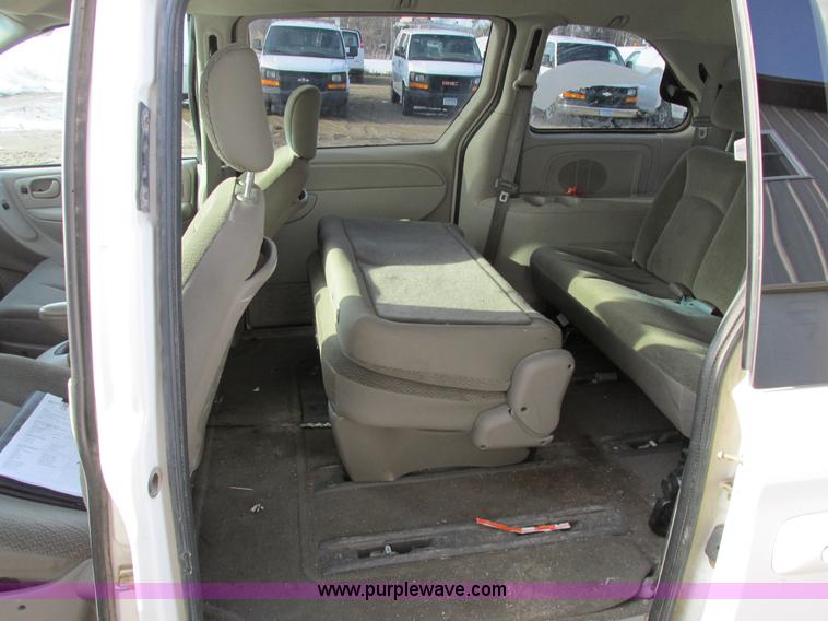 image for item A8517 2005 Chrysler Town & Country minivan