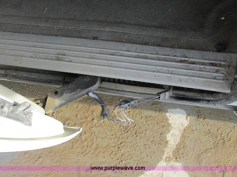 image for item A8517 2005 Chrysler Town & Country minivan