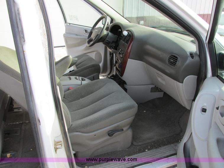 image for item A8517 2005 Chrysler Town & Country minivan