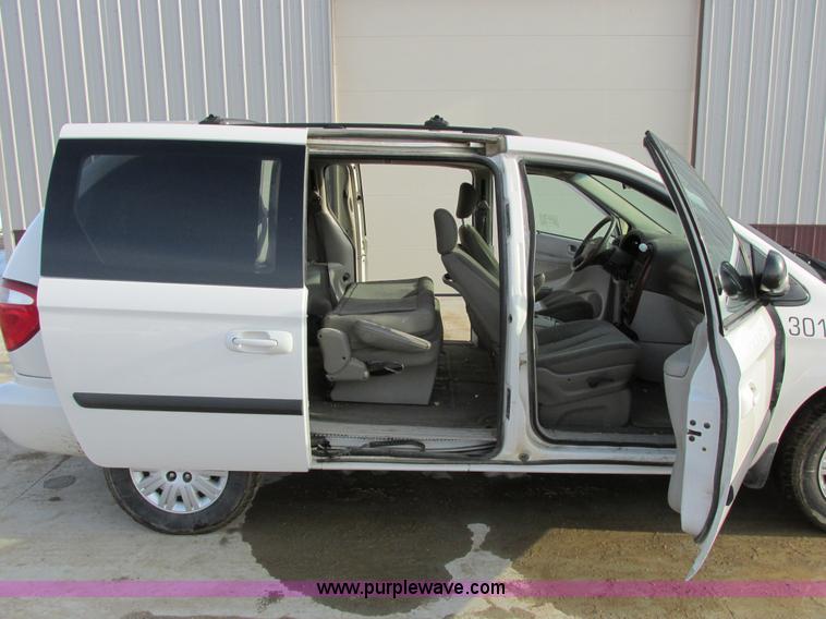 image for item A8517 2005 Chrysler Town & Country minivan