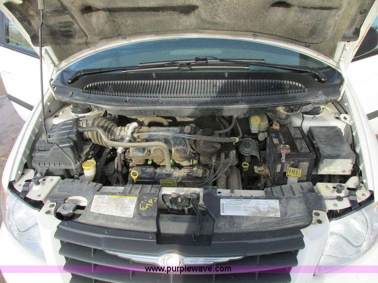 image for item A8517 2005 Chrysler Town & Country minivan