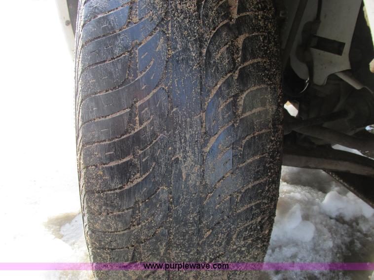 image for item A8517 2005 Chrysler Town & Country minivan