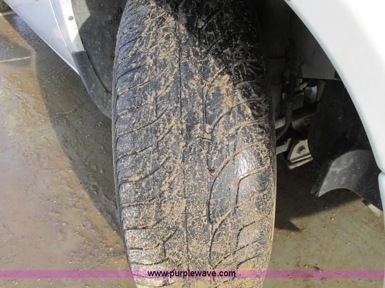 image for item A8517 2005 Chrysler Town & Country minivan