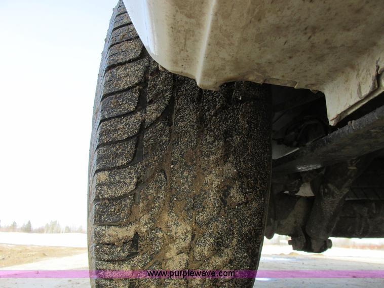 image for item A8517 2005 Chrysler Town & Country minivan