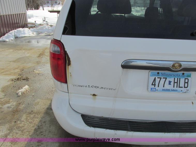 image for item A8517 2005 Chrysler Town & Country minivan