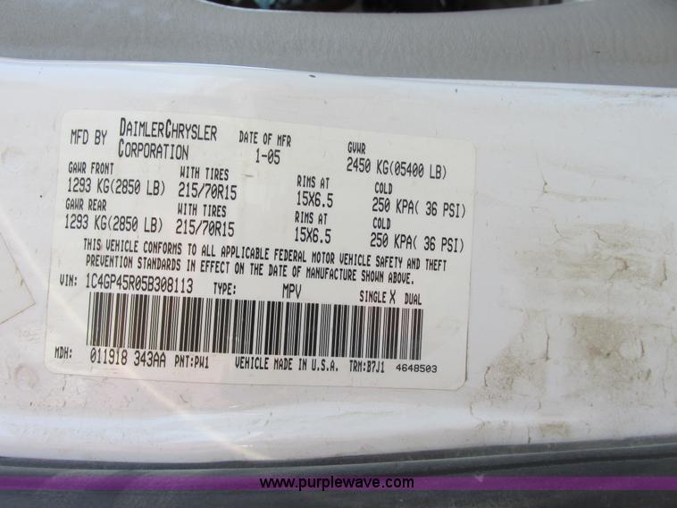 image for item A8517 2005 Chrysler Town & Country minivan