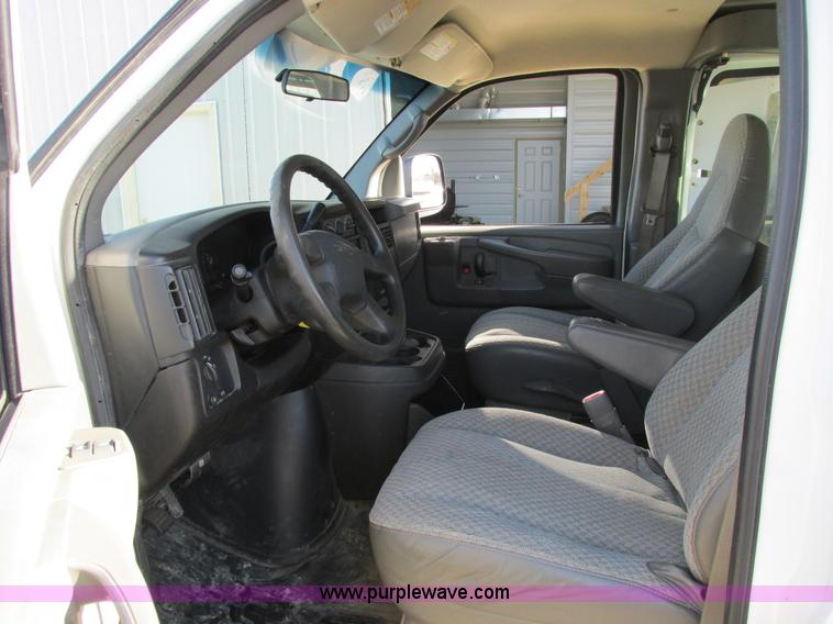 image for item A8518 2005 GMC Savana G1500 van