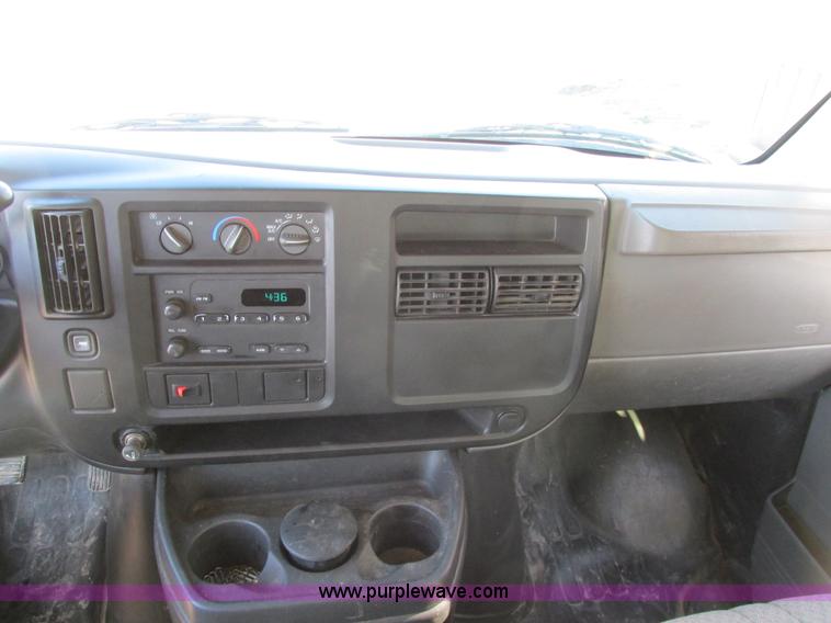 image for item A8518 2005 GMC Savana G1500 van