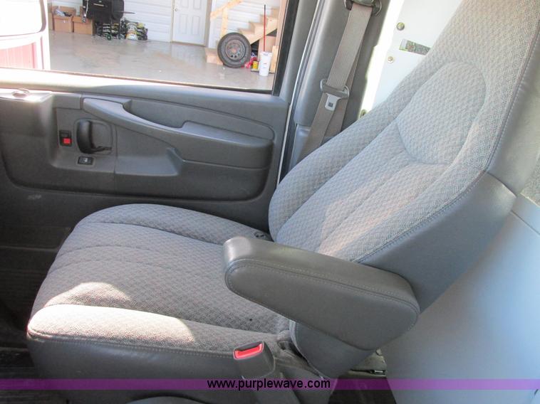 image for item A8518 2005 GMC Savana G1500 van