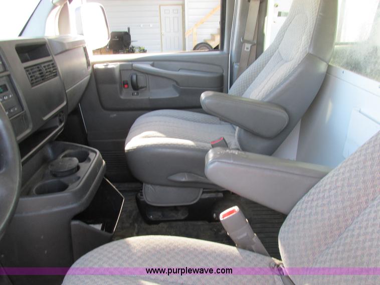 image for item A8518 2005 GMC Savana G1500 van