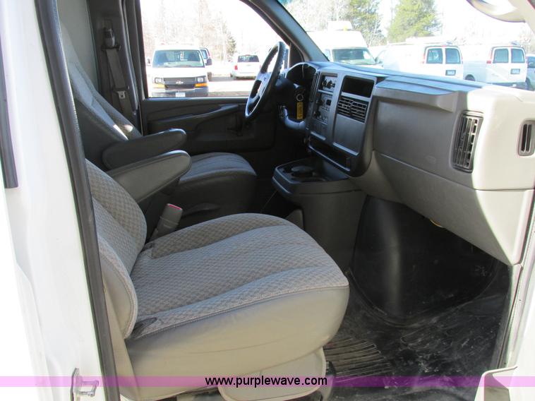 image for item A8518 2005 GMC Savana G1500 van