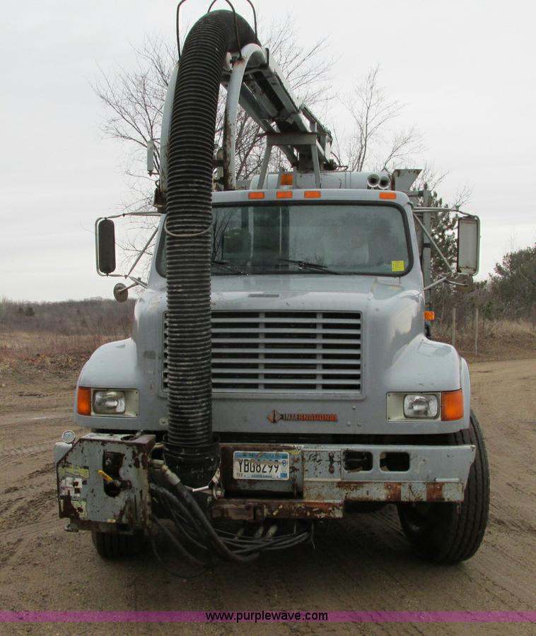 image for item E5030 1990 International 4900 vacuum truck