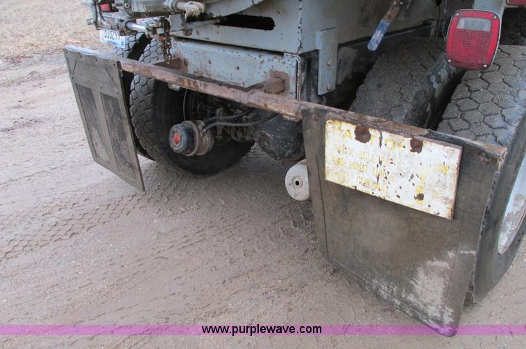 image for item E5030 1990 International 4900 vacuum truck