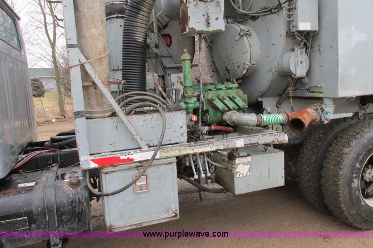 image for item E5030 1990 International 4900 vacuum truck