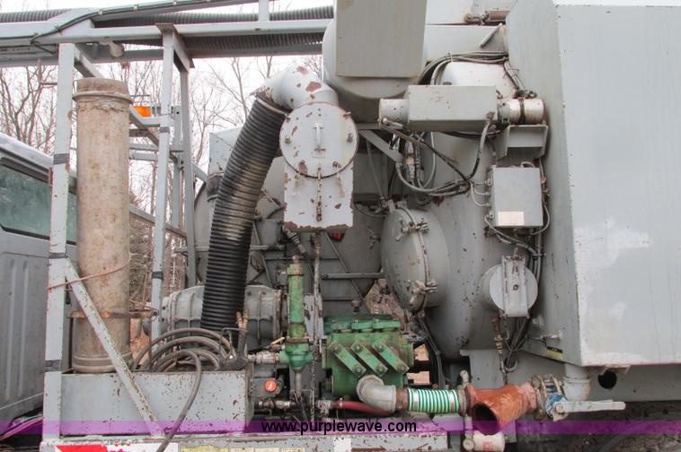 image for item E5030 1990 International 4900 vacuum truck