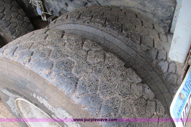 image for item E5030 1990 International 4900 vacuum truck