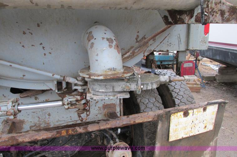 image for item E5030 1990 International 4900 vacuum truck