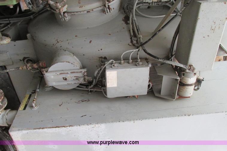 image for item E5030 1990 International 4900 vacuum truck