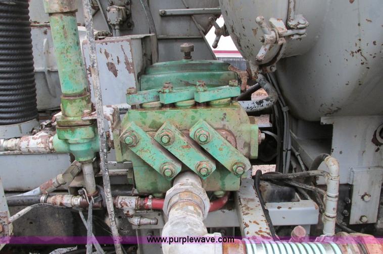 image for item E5030 1990 International 4900 vacuum truck