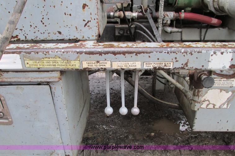 image for item E5030 1990 International 4900 vacuum truck