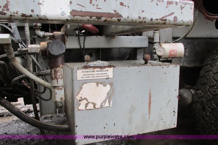 image for item E5030 1990 International 4900 vacuum truck