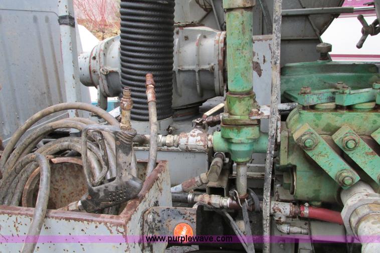 image for item E5030 1990 International 4900 vacuum truck