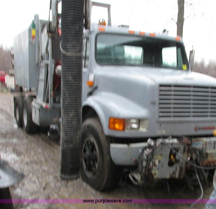 image for item E5030 1990 International 4900 vacuum truck