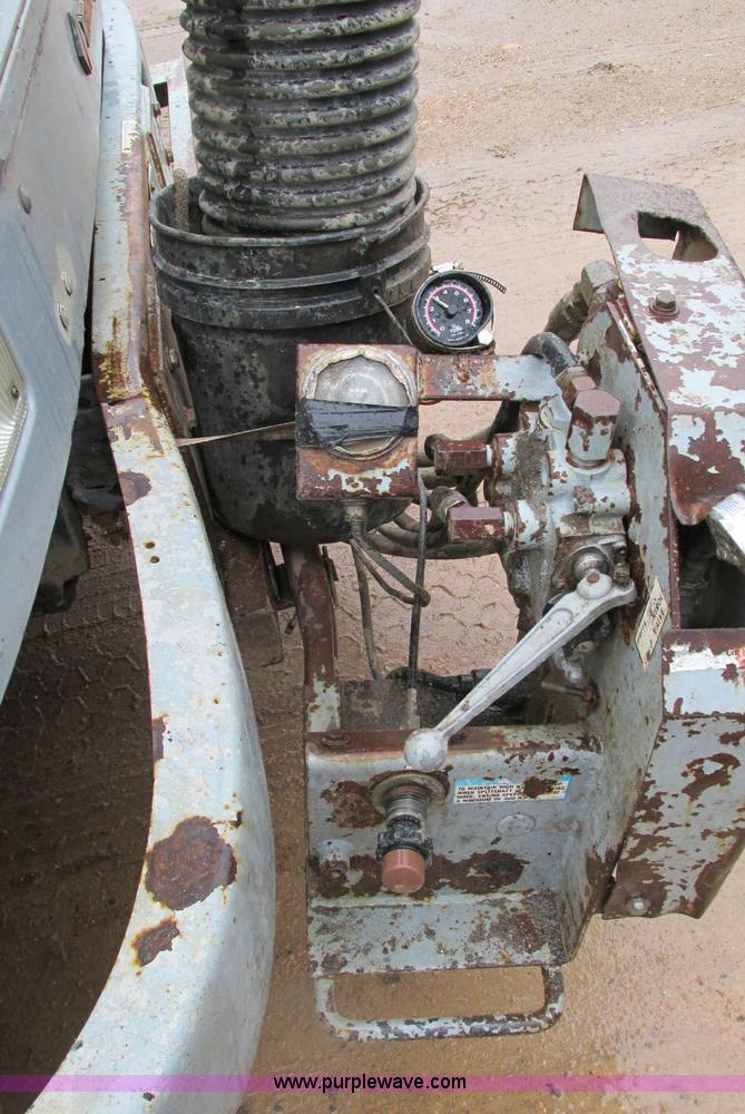 image for item E5030 1990 International 4900 vacuum truck
