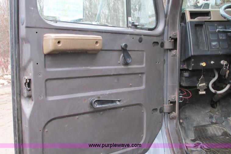 image for item E5030 1990 International 4900 vacuum truck