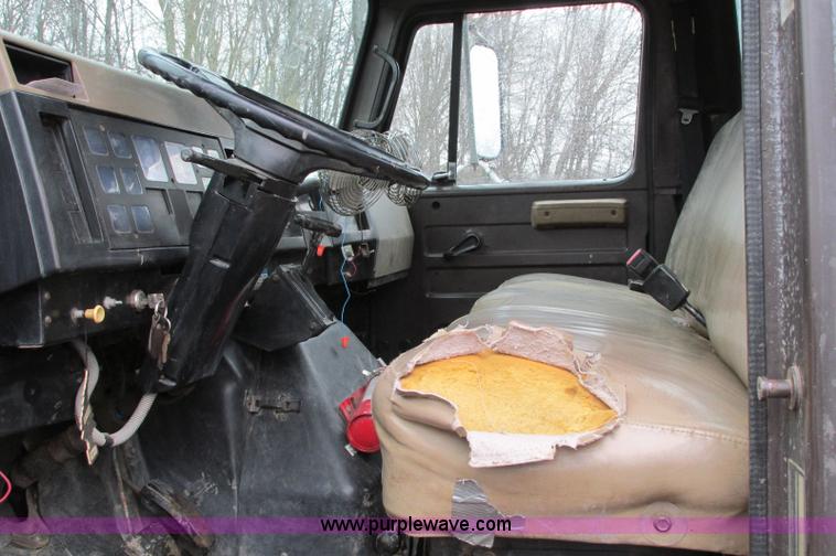 image for item E5030 1990 International 4900 vacuum truck